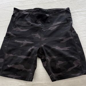 Athleta camo 7inch shorts with pockets
